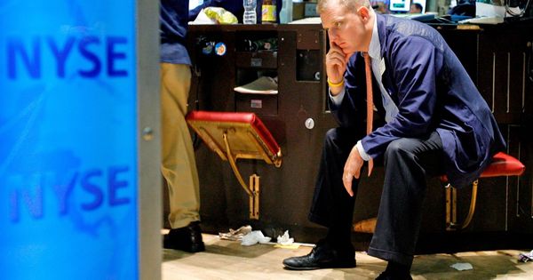 Foto: Imagen de archivo que muestra a un corredor de bolsa mientras se sienta en el edificio de la Bolsa de Nueva York tras la caída de Lehman Brothers. (EFE)