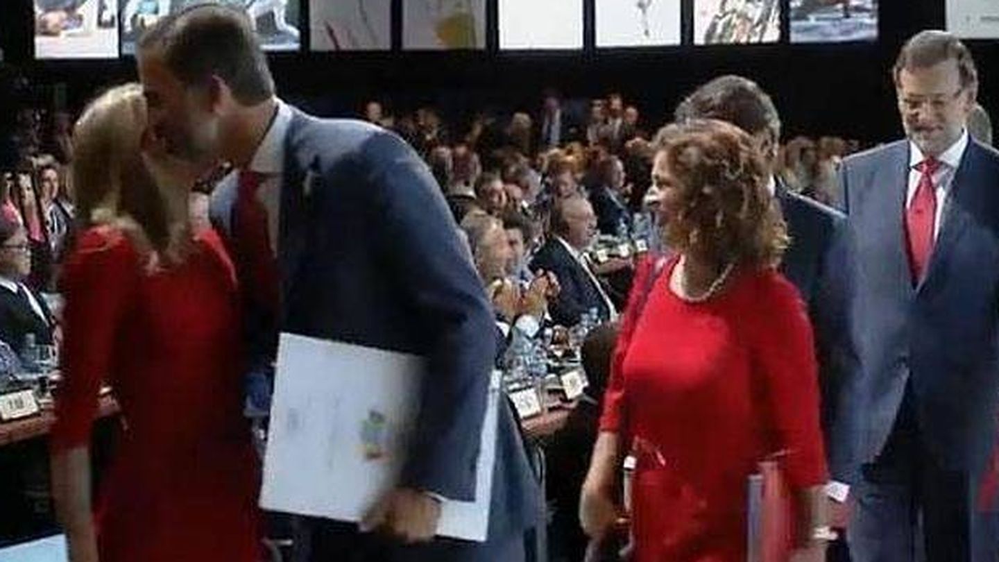  Beso Olímpico: Letizia abraza a su marido tras la presentación de la candidatura Madrid 2020. (Youtube)
