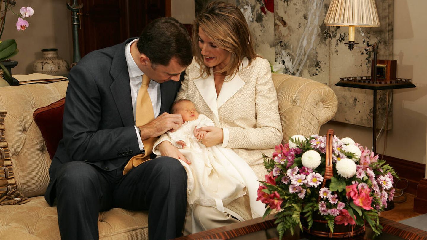 La princesa Leonor, recién nacida, junto a don Felipe y doña Letizia. (Casa de S. M. el Rey)