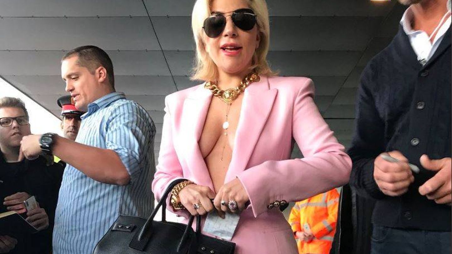 Lady Gaga a su llegada al aeropuerto del Prat de Barcelona. (Twitter: @BraveForGaga95)