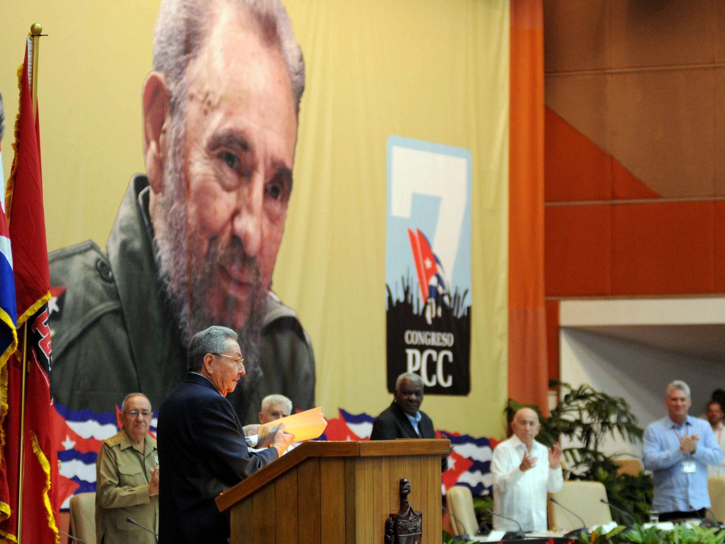 Raúl Castro pronuncia un discurso durante el VII Congreso del Partido Comunista de Cuba, el pasado abril. (EFE)