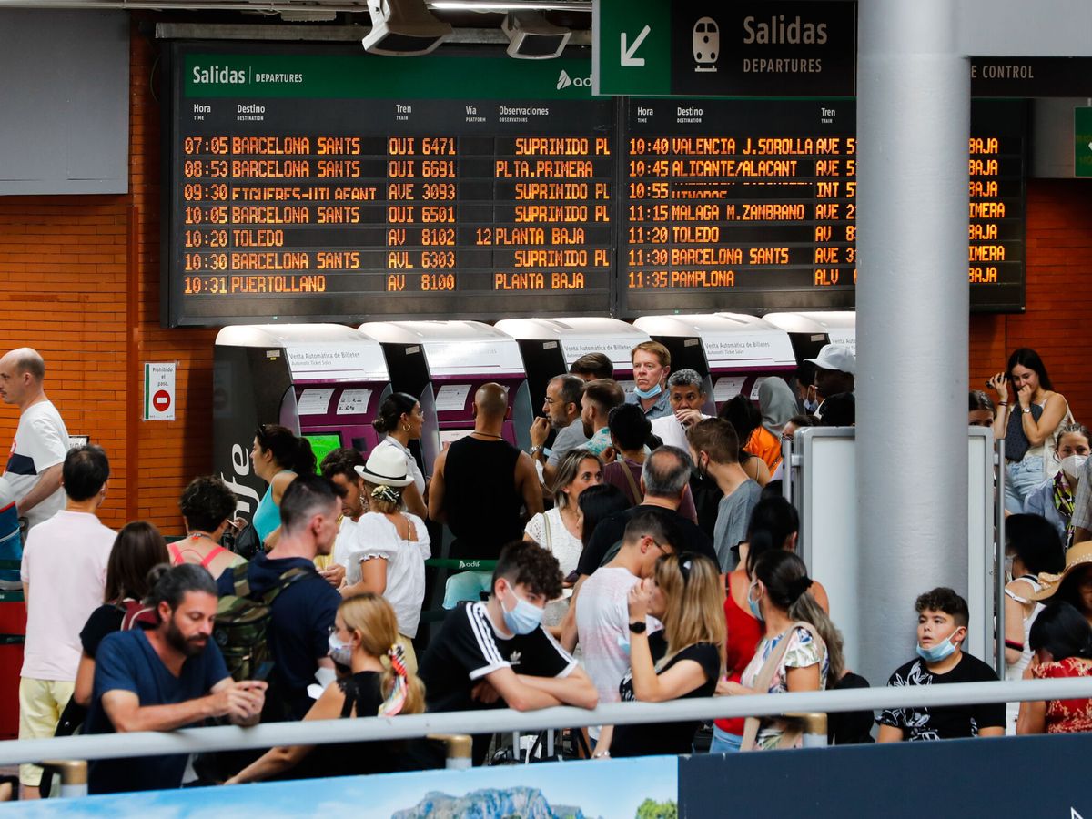 Foto: Aglomeraciones en la estación de Atocha por los retrasos en la línea Madrid-Barcelona. (EFE/Luis Millán)
