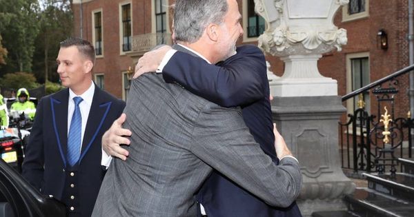 Foto: El abrazo del rey de España y el rey de Holanda. (Casa Real)
