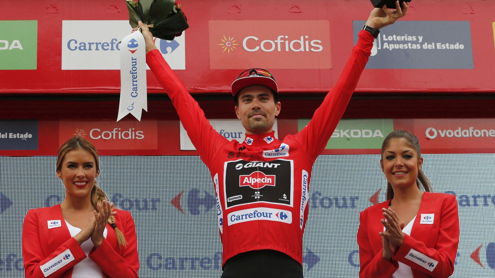 Foto: El ciclista holandés del equipo Giant, Tom Dumoulin, en el podio con el maillot rojo. (EFE)