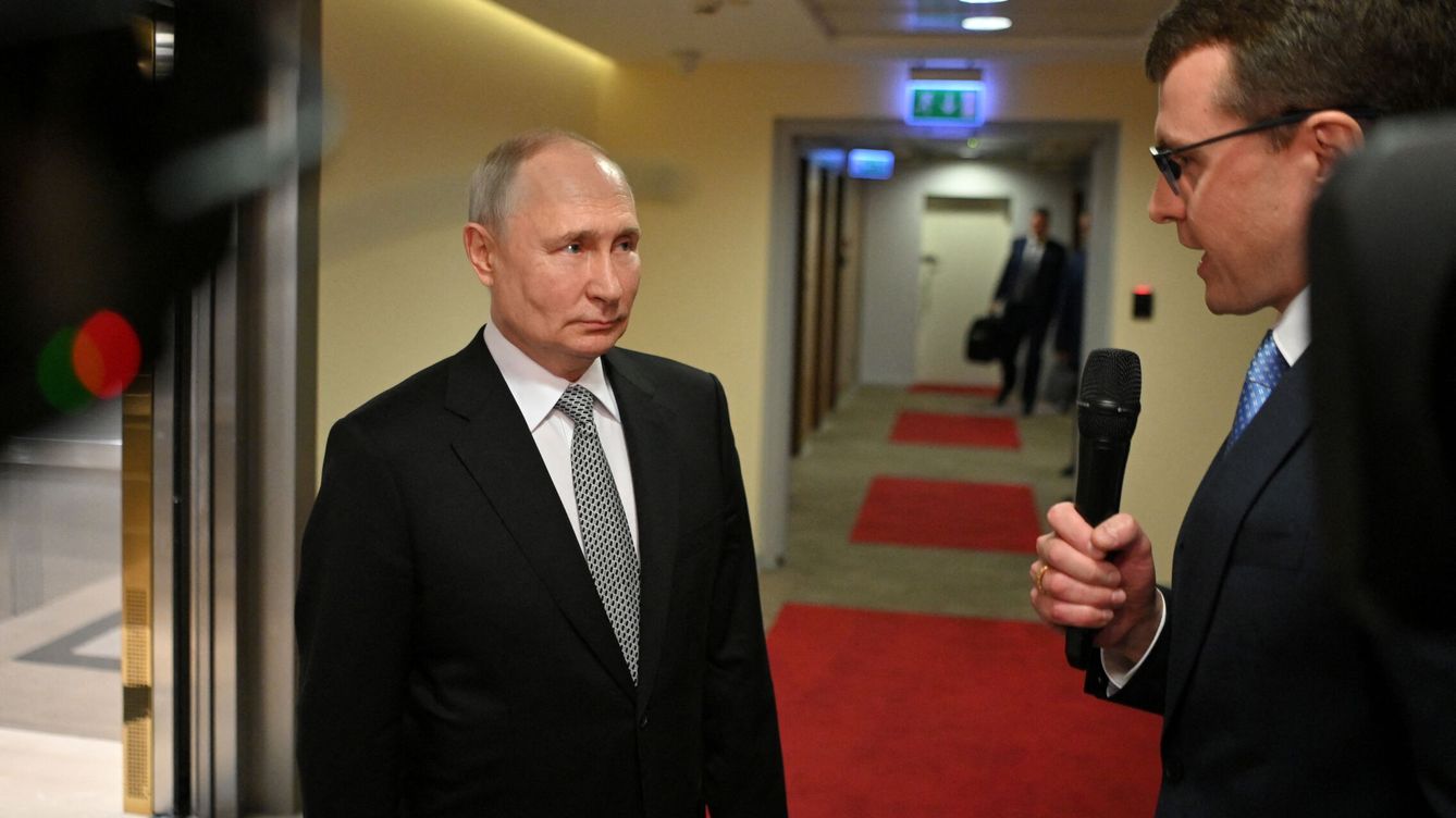 Foto: El presidente ruso, Vladímir Putin, atiende a un periodista en Moscú. (Reuters/Sputnik/Alexander Kazakov/Kremlin)