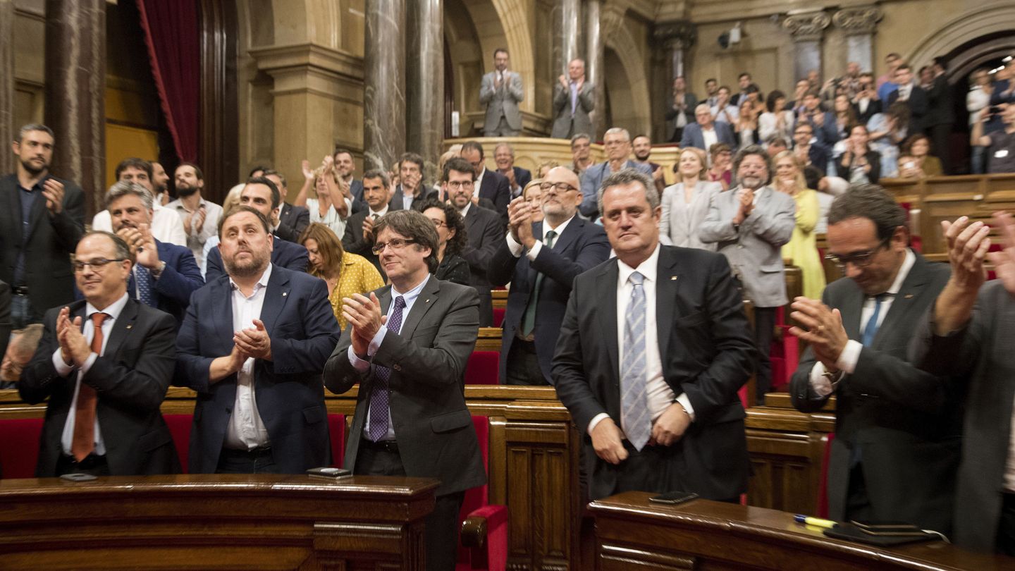 Pleno en el Parlamento catalán tras la aprobación de la Ley de Transitoriedad. (EFE)