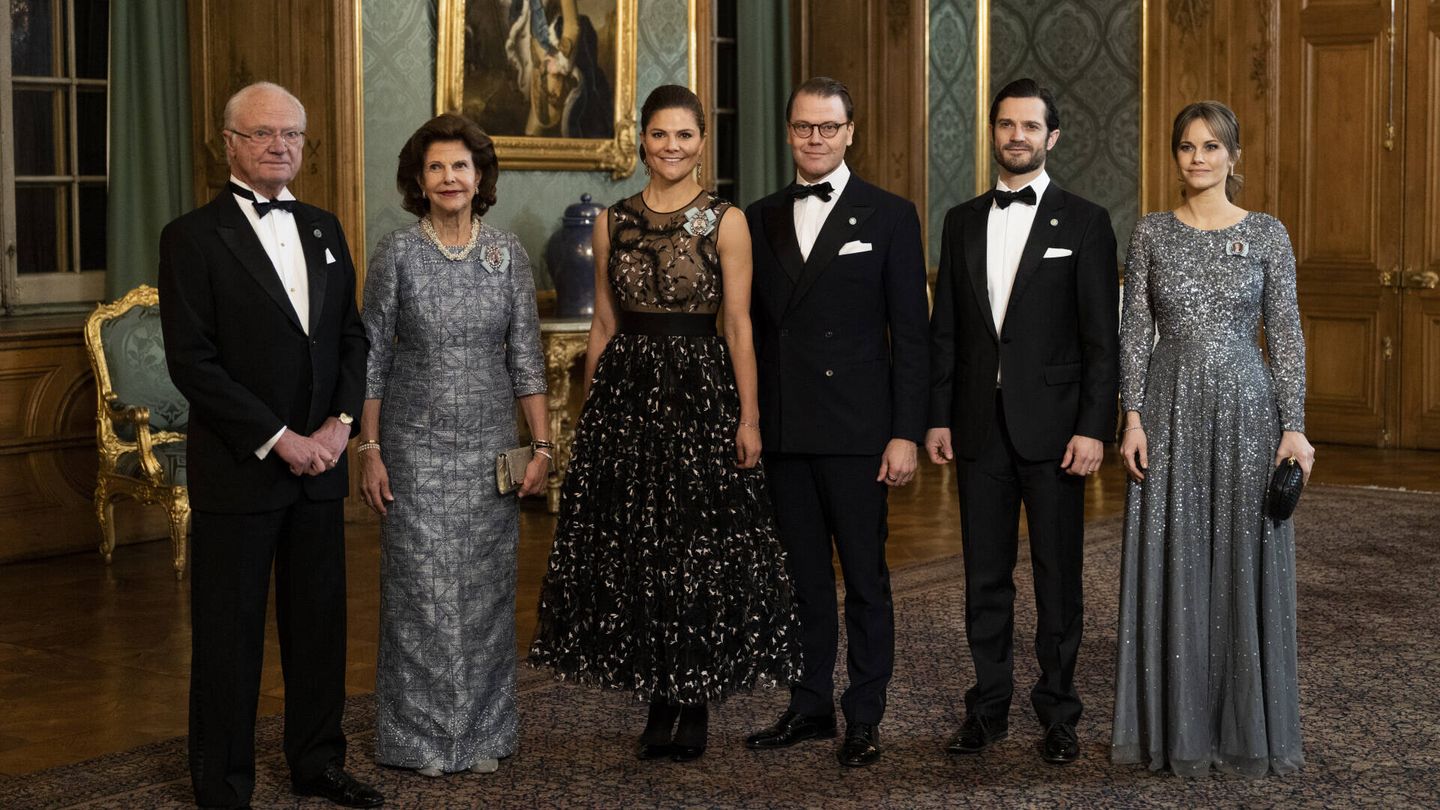 La familia real sueca, en la cena de gala por el jubileo del rey. (Gtres)