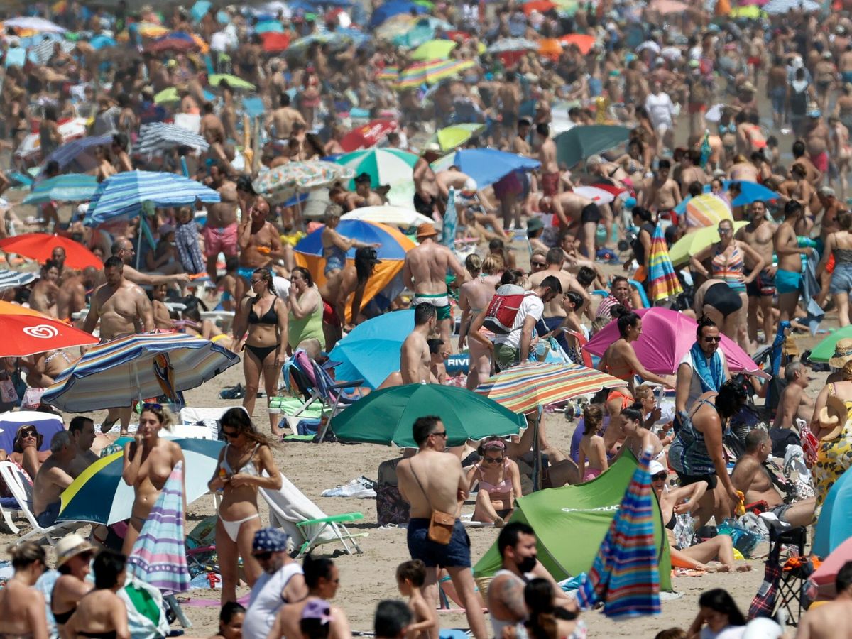 Foto: Vuelven las aglomeraciones a las playas españolas. (EFE)