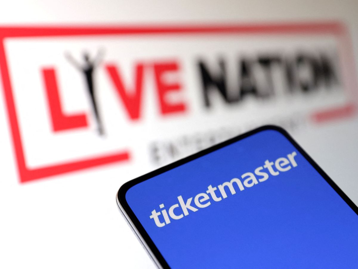 Foto: Una pantalla de móvil muestra el logo de Ticketmaster. (Reuters)