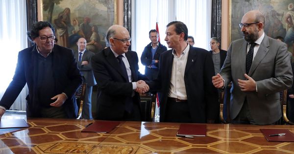 Foto: El ministro de Hacienda, Cristóbal Montoro, firma el acuerdo de empleo de 2017 con los sindicatos. (EFE)