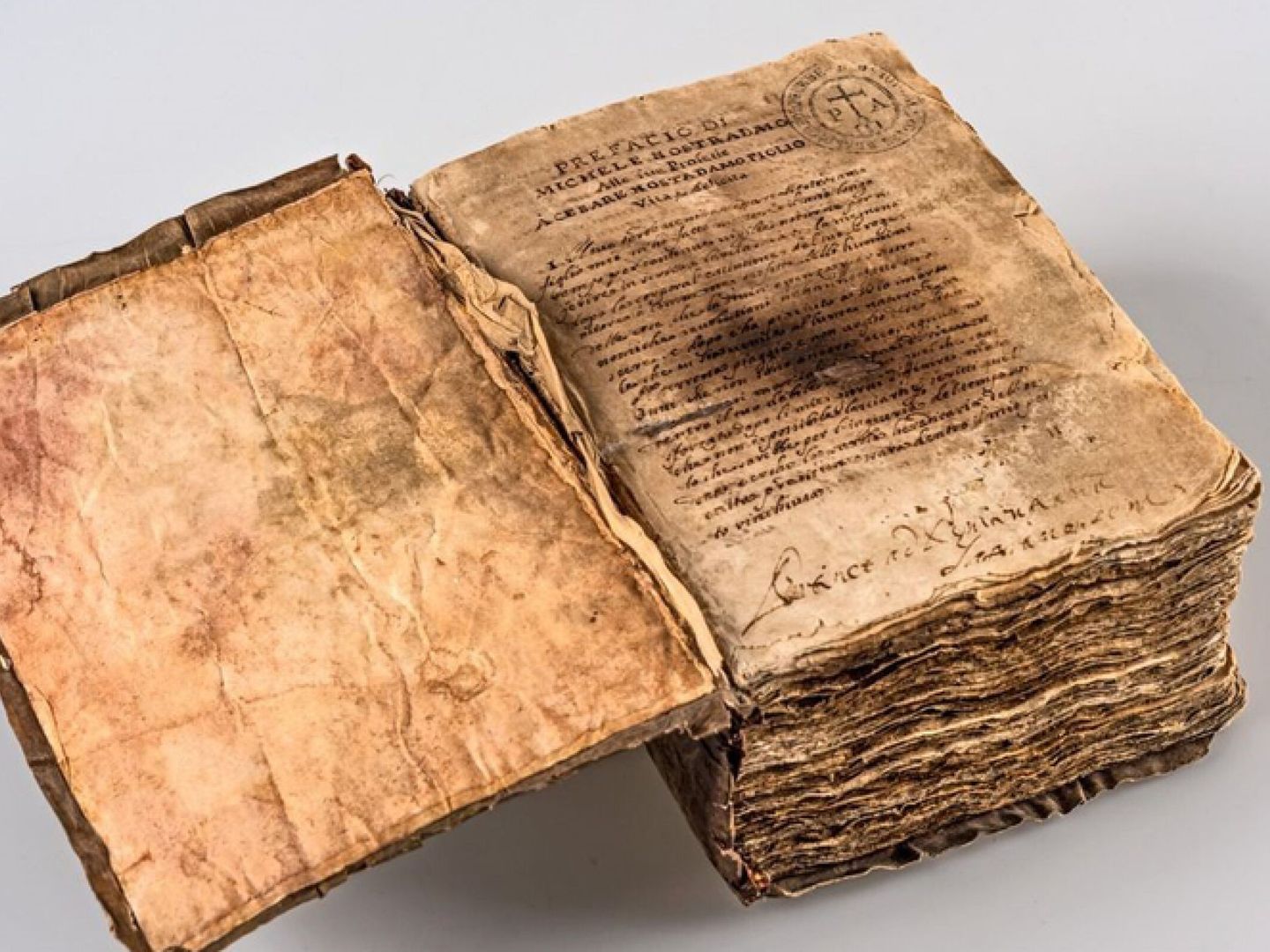 Antiguo manuscrito 'Las profecías de M. Michel' escritas en 1568 por el astrólogo francés Michel de Nostre-Dame. (EFE/Carabinieri)