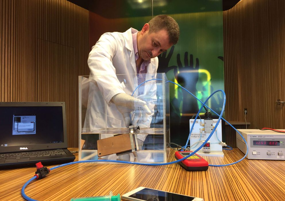 Foto: Un técnico pone a prueba un Xperia Z en el laboratorio de Sony en Madrid.