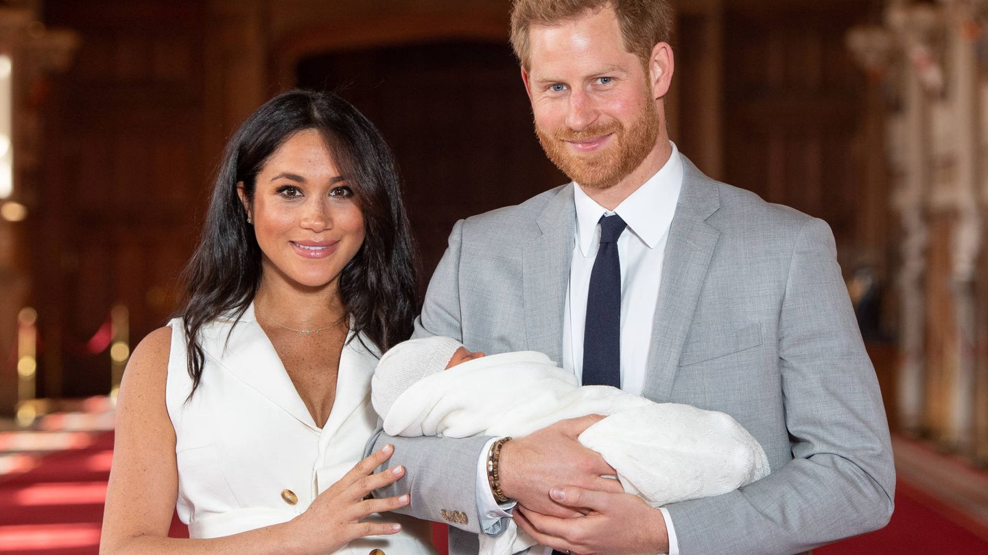 Los duques de Sussex con su hijo recién nacido, Archie Harrison. (Getty)