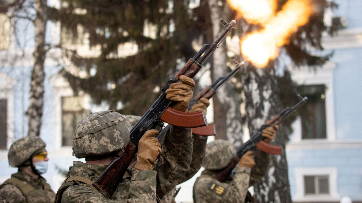 Ucranianos disparando sus armas. (Reuters)