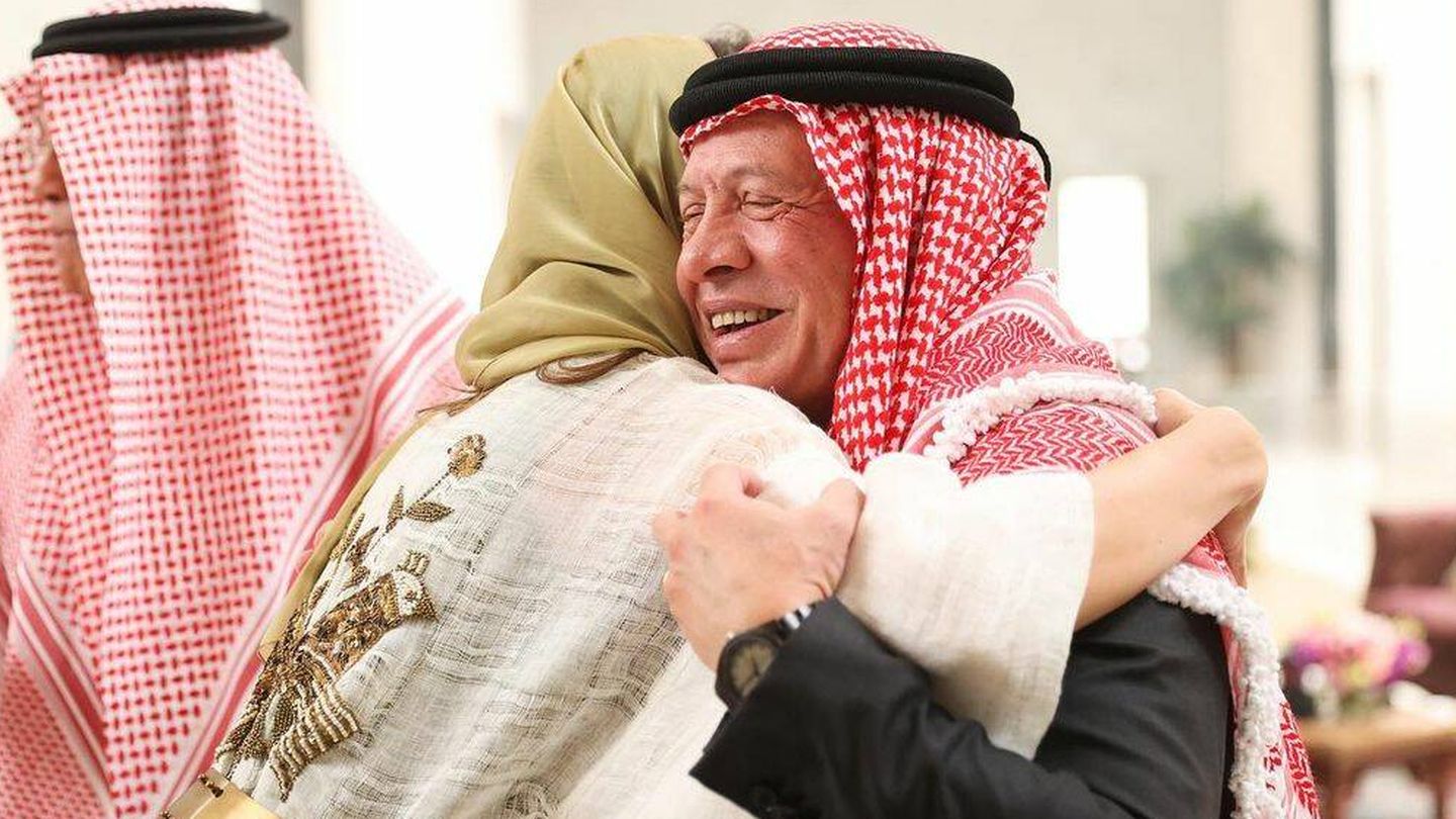 La prometida de Hussein abraza al rey Abdalá de Jordania. (Instagram/@queenrania)