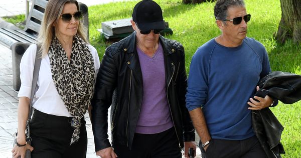 Foto: Antonio Banderas, su mujer y su hermano a la llegada al tanatorio. (Gtres) 