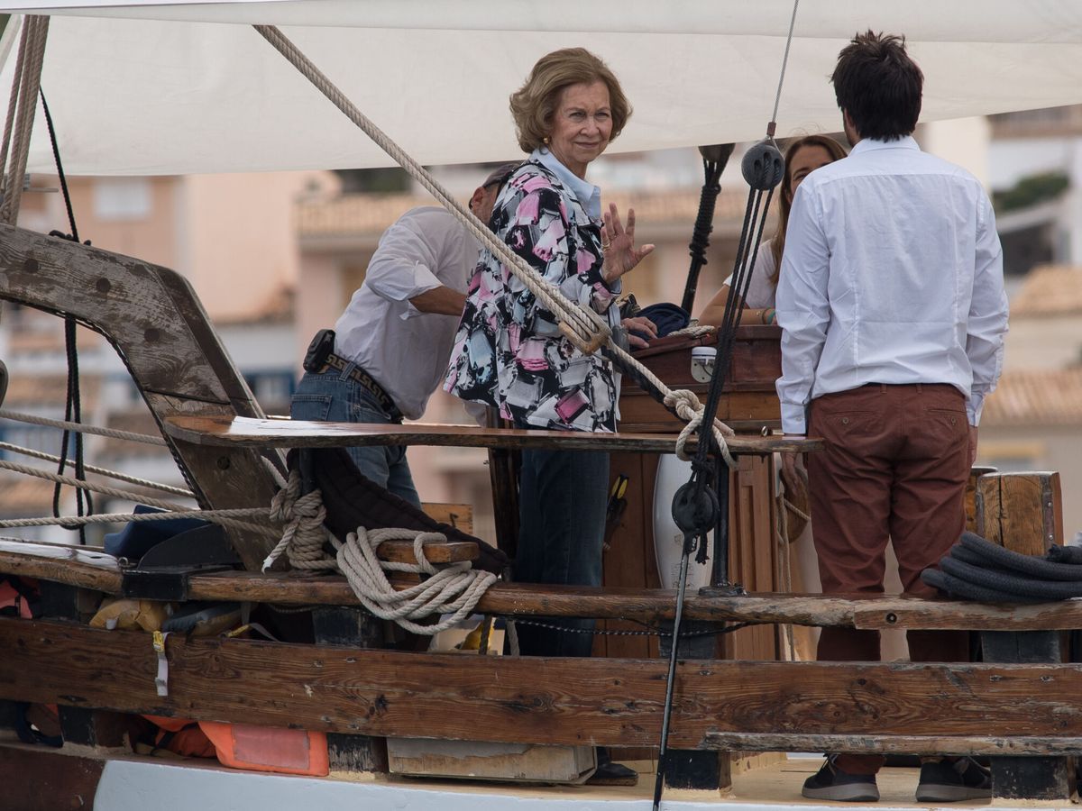 Foto: La Reina, liberando dos tortugas en Mallorca. (EFE Atienza POOL)