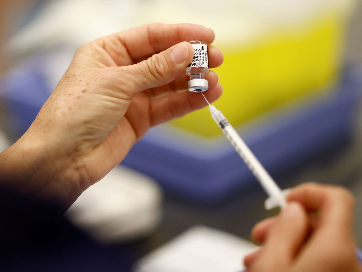 Foto: Un enfermero prepara la vacuna en Francia. (Reuters)