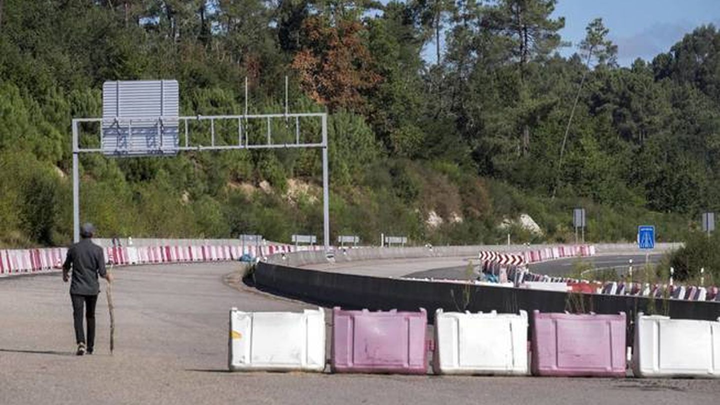 La autopista fantasma que enlaza la A-52 Vigo-Madrid con el inexistente parque industrial. (Anxo Iglesias)