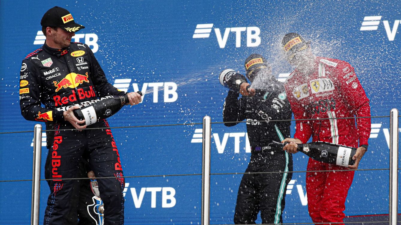 Foto: Carlos Sainz y Max Verstappen, juntos en el podio del GP de Rusia. (EFE)