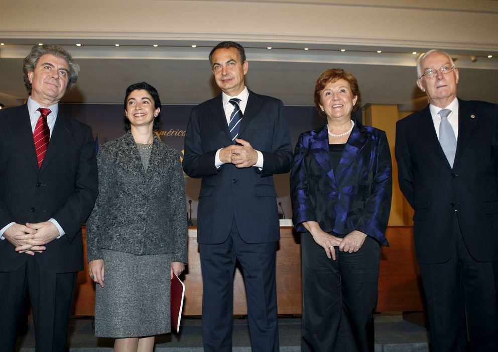 Foto: José Luis Rodríguez Zapatero, junto a la presidenta de RTVE que acometió el ERE, Carmen Caffarel. (drcha) (EFE)