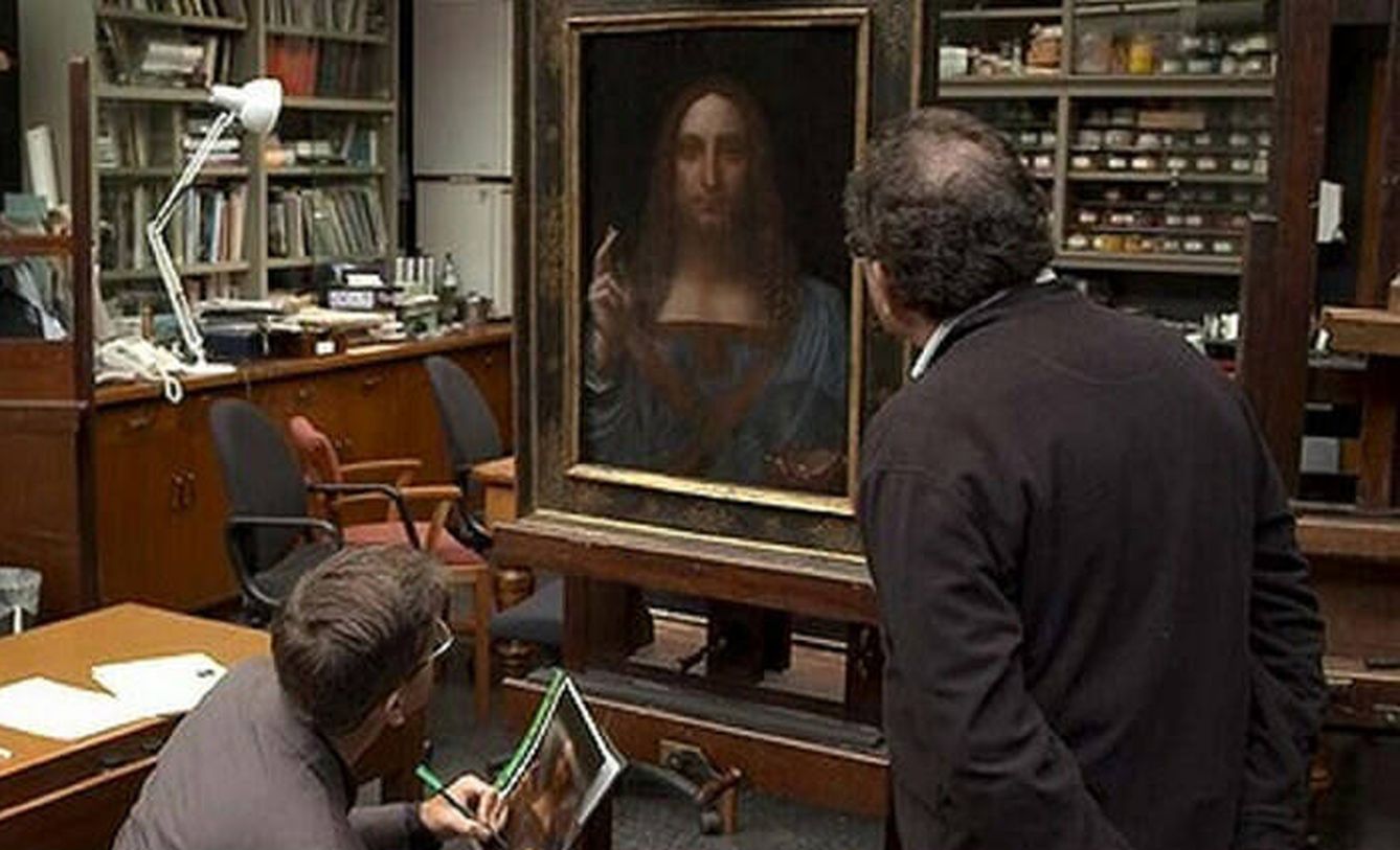 Robert Simon inspecciona el 'Salvator Mundi' en la National Gallery de Londres. (Atlàntida)