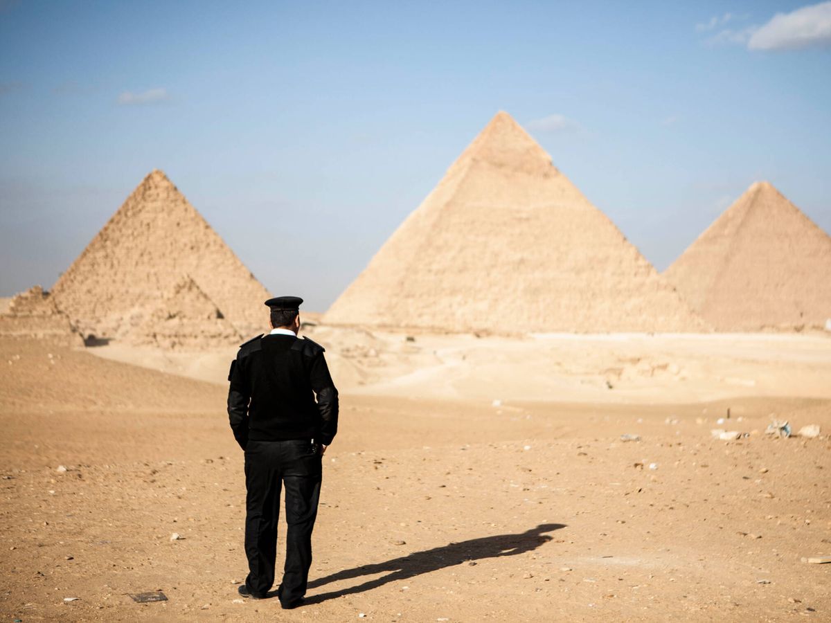 Foto: Un agente de policía observa las Pirámides de Giza, con la de Micerinos a la izquierda. (Europa Press/DPA/Omar Zoheiry)