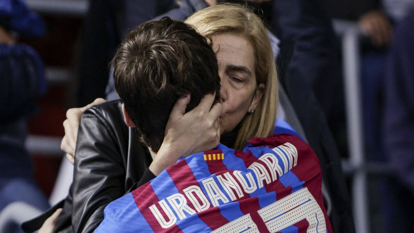 La infanta Cristina y Pablo Urdangarín se besan al finalizar un partido. (EFE)