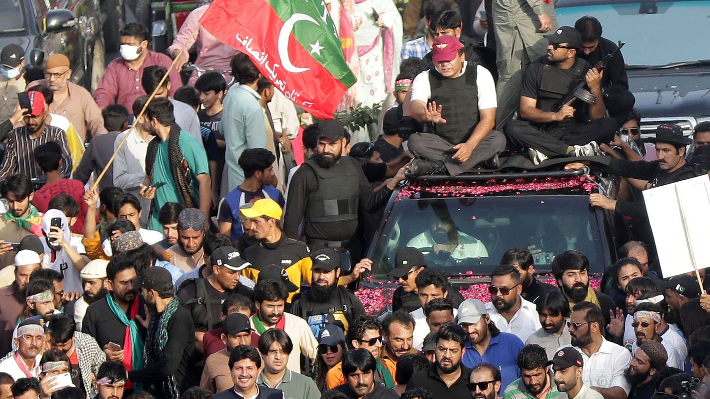 Partidarios de Imran Khan mostrándole su solidaridad. (Reuters)