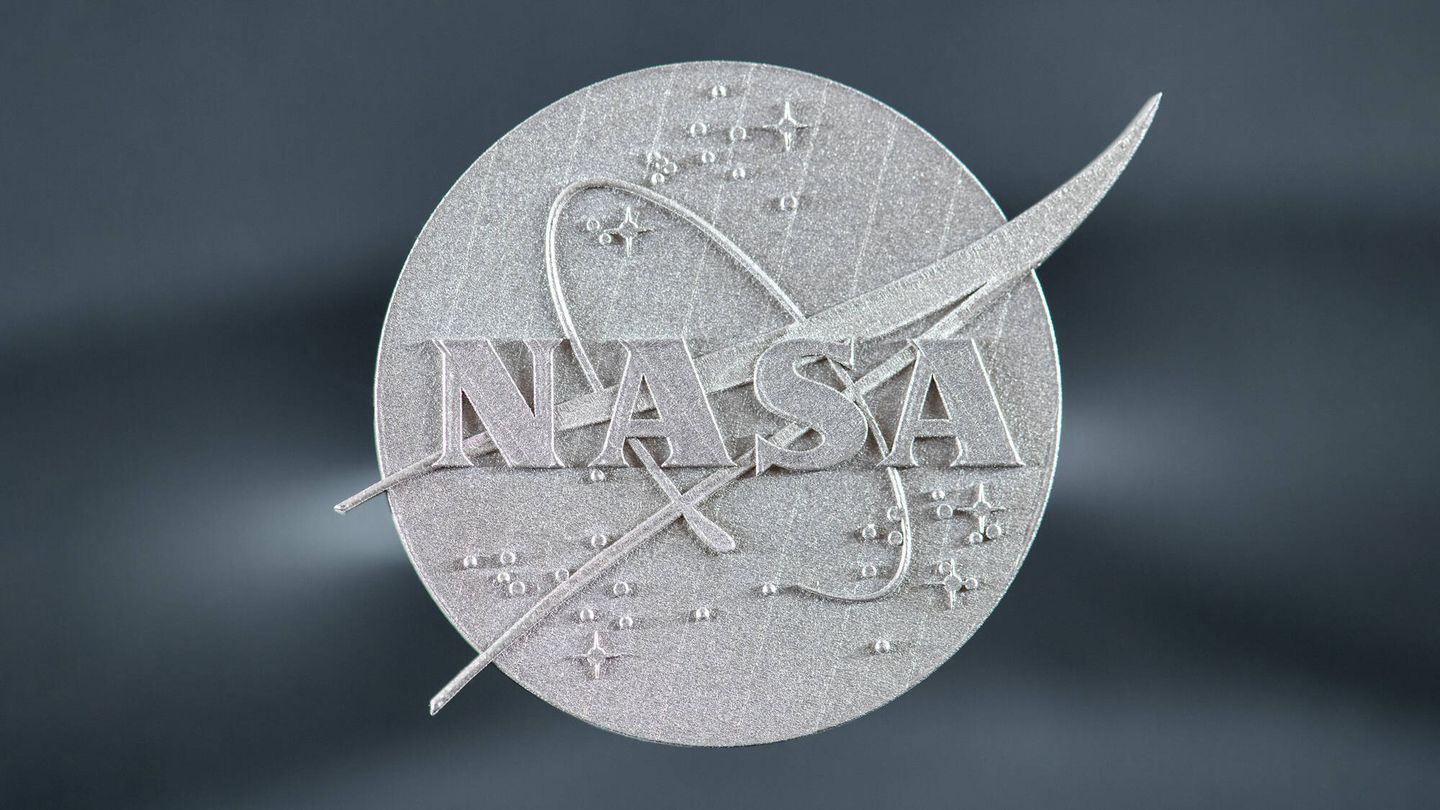 Logo de la NASA fabricado con la superaleación GRX-810. (NASA)