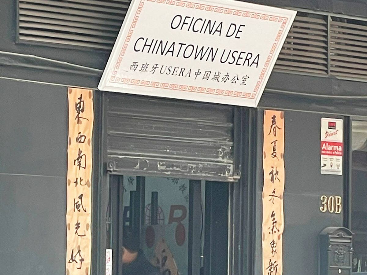 Foto: Entrada a la oficina del Chinatown de Usera. (A. V.)