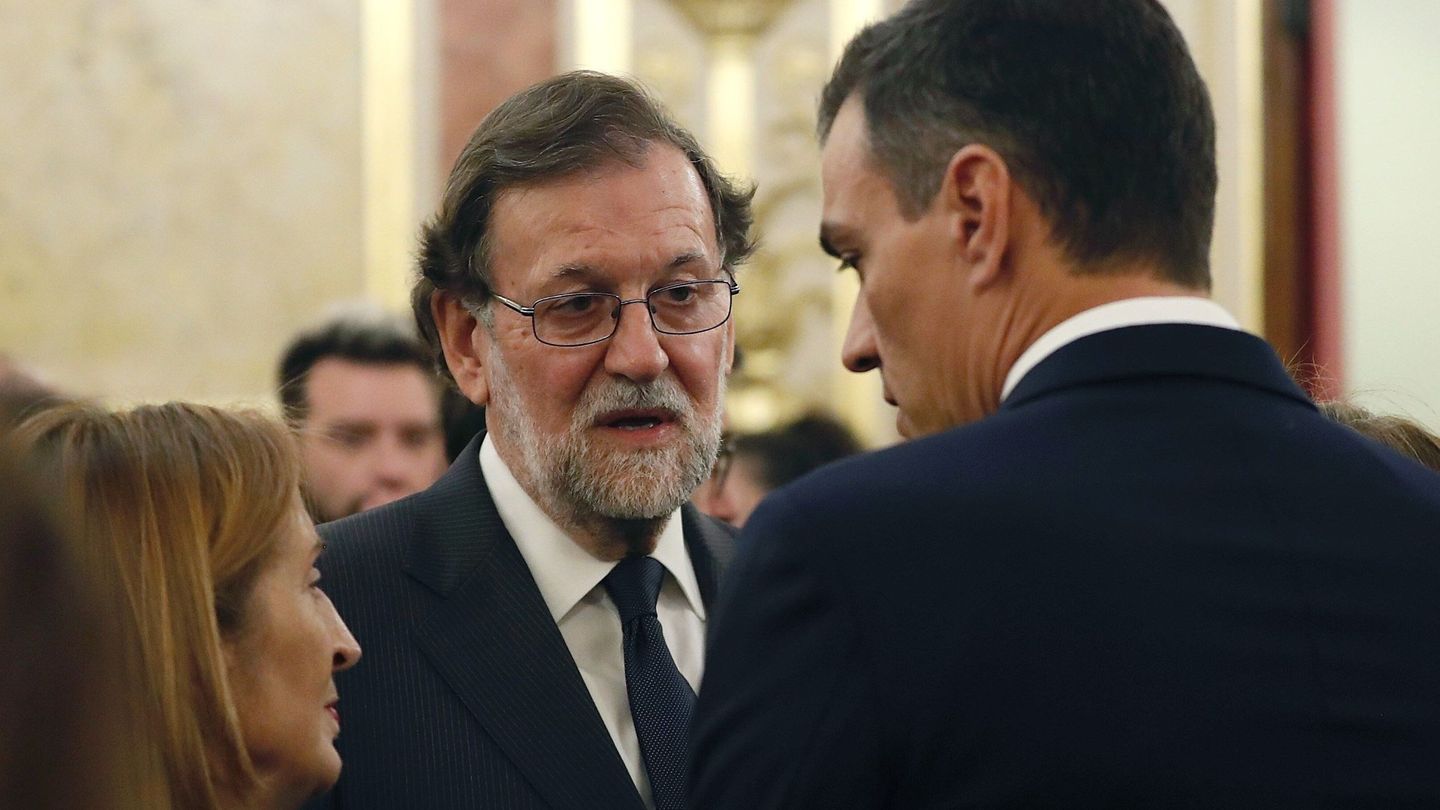 El presidente del Gobierno en funciones, Pedro Sánchez (d) conversa con la presidenta del Congreso, Ana Pastor y el expresidente del Gobierno, Mariano Rajoy. (EFE)
