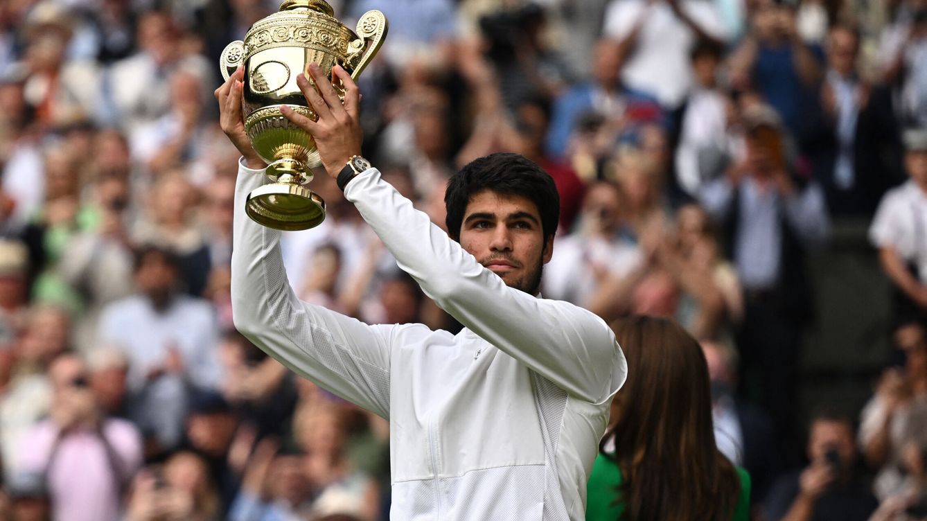 Foto: Alcaraz ofrece al público el trofeo de Wimbledon. (Reuters/Dylan Martínez)
