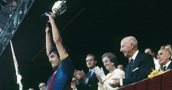 Foto: Franco entrega una Copa del Generalísimo al capitán del FC Barcelona