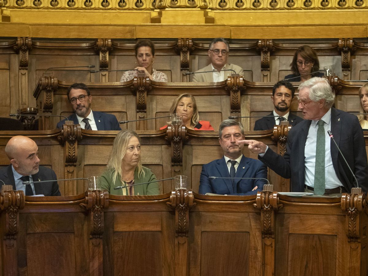 Foto: El líder de Junts en el Ayuntamiento de Barcelona, Xavier Trias, interviene durante el pleno del Ayuntamiento de Barcelona. (EFE/Marta Pérez)