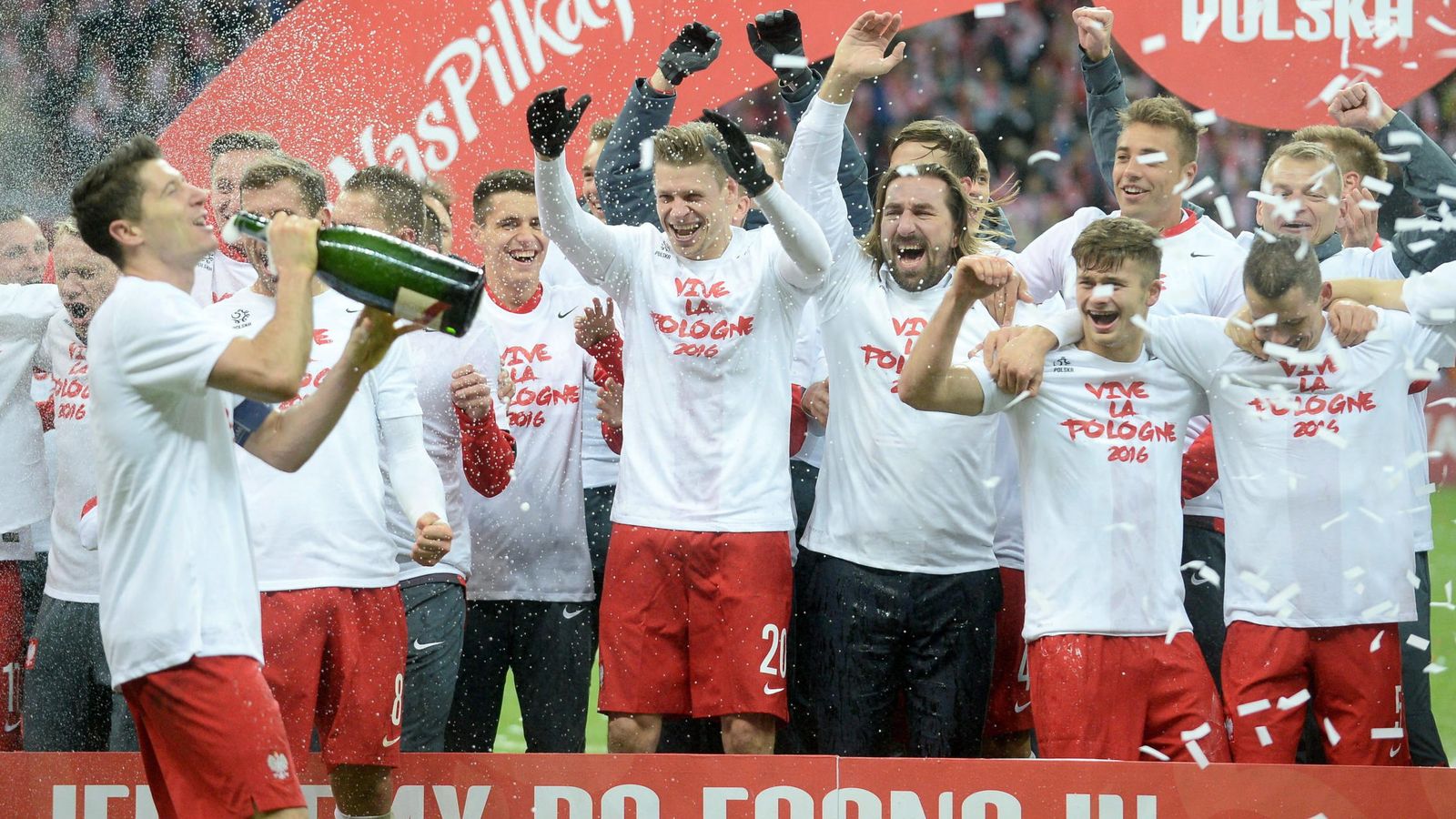 Foto: Robert Lewandowski beba champán para celebrar la clasificación de su selección a la Eurocopa (Efe).