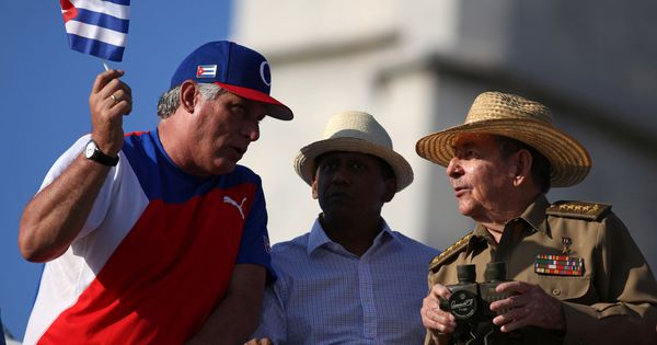 Foto: Raúl Castro habla con Miguel Díaz-Canel durante un desfile en La Habana. (Reuters)