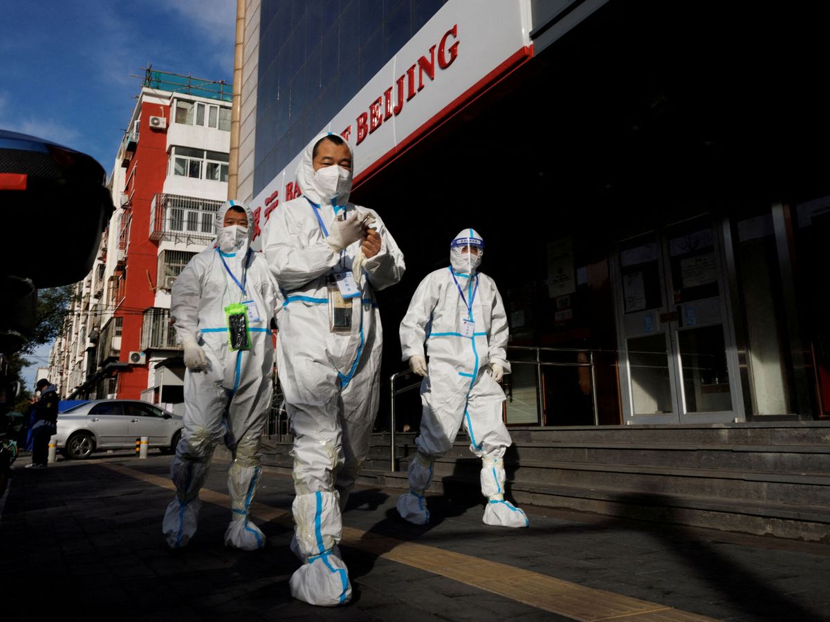 Foto: addetti alla prevenzione del coronavirus a Pechino, Cina.  (Reuters/Thomas Peter)