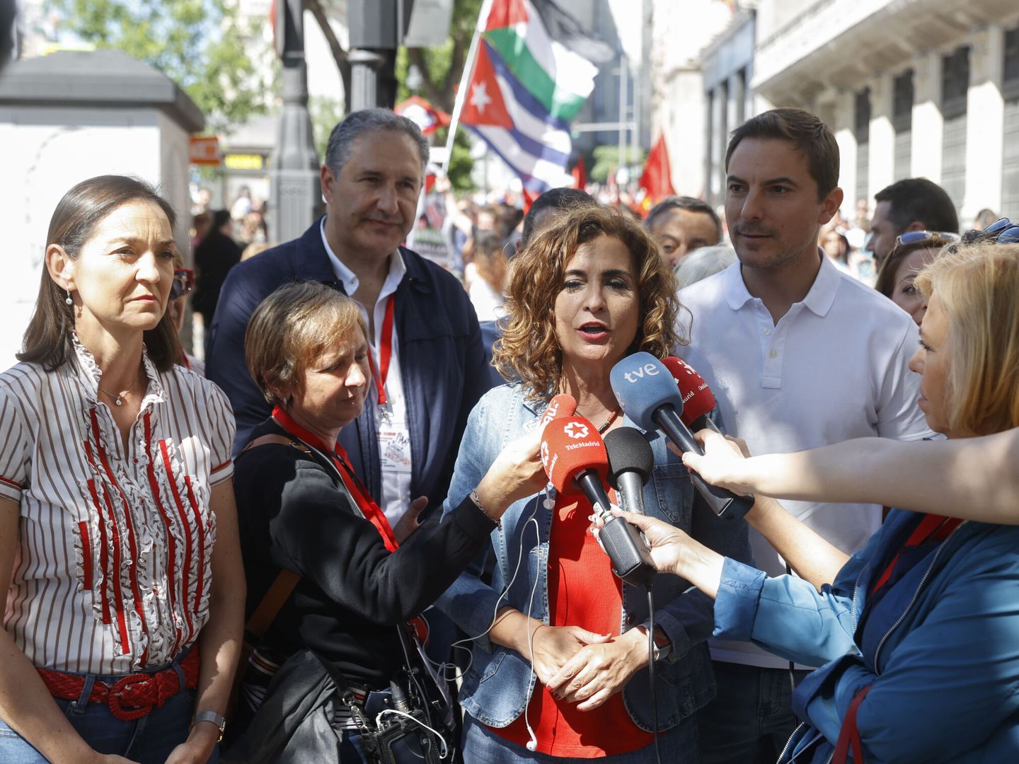 La ministra de Hacienda, María Jesús Montero, atiende a la prensa durante su participación en una manifestación del Día del Trabajador en Madrid. (EFE/Juan Carlos Hidalgo)