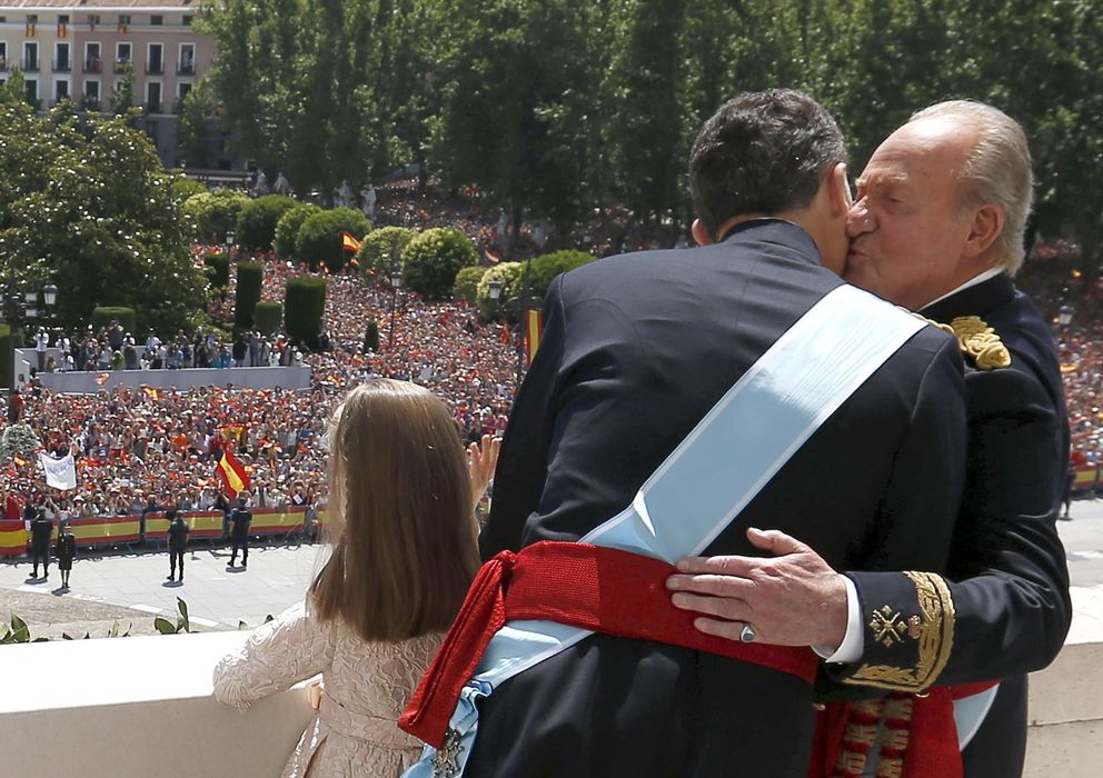 Foto: Felipe VI abraza a su padre, el Rey Juan Carlos, durante su aparición en el balcón del Palacio Real. (Efe)