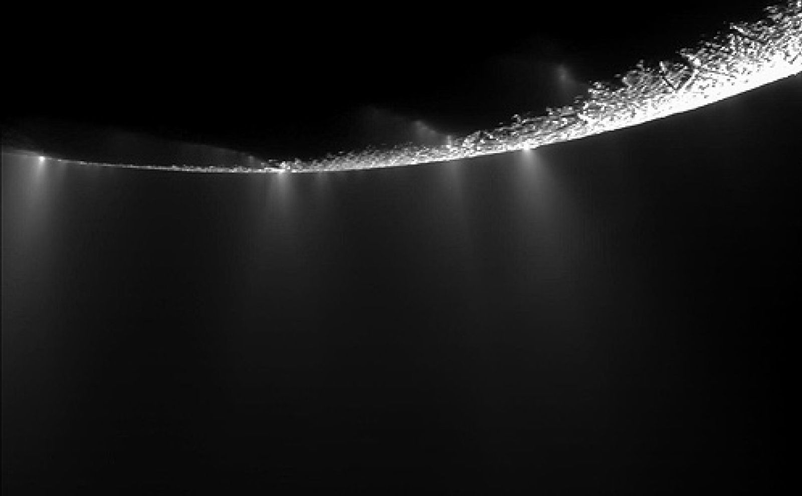 Foto: Cassini desvela el extraño mundo de una luna de Saturno