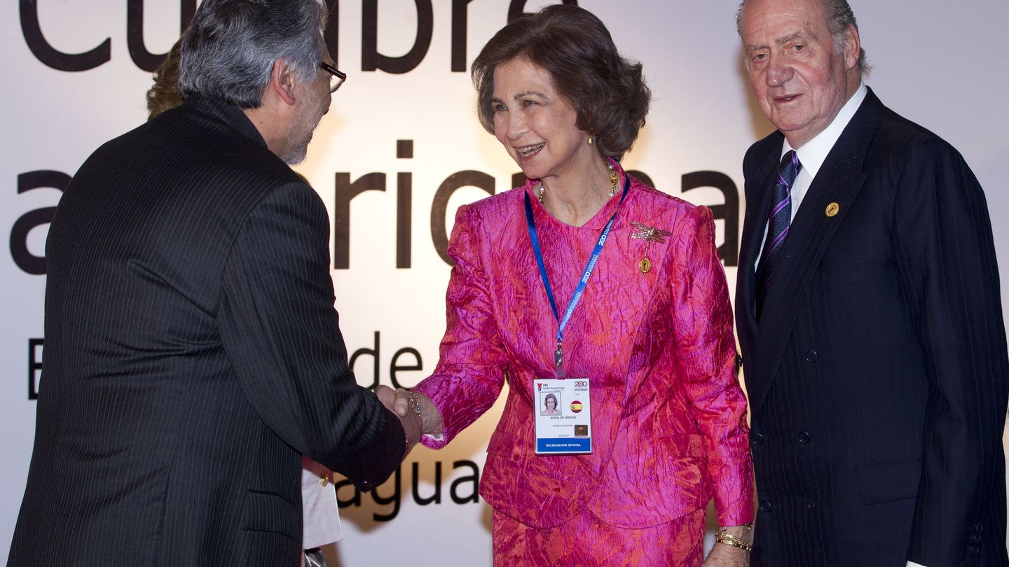 Fernando Lugo, ex presidente de Paraguay, saluda a la Reina Sofía y al Rey Juan Carlos en la Cumbre Iberoamericana de 2011 en Paraguay 