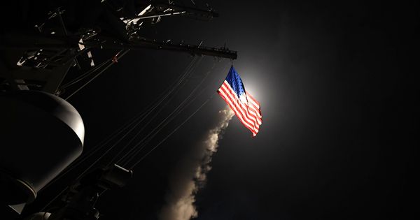 Foto: Un misil Tomahawk es disparado desde el USS Porter de la marina estadounidense el 7 de abril de 2017. (Reuters)