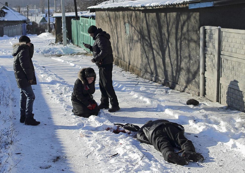 Foto: Galina Bayeva llora ante el cadáver de su padre, muerto por fuego de artillería en el distrito Azotny, en Donétsk, este de Ucrania (Reuters).