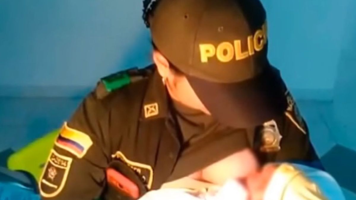 Una policía salva la vida de una bebé abandonada amamantándola tras su rescate