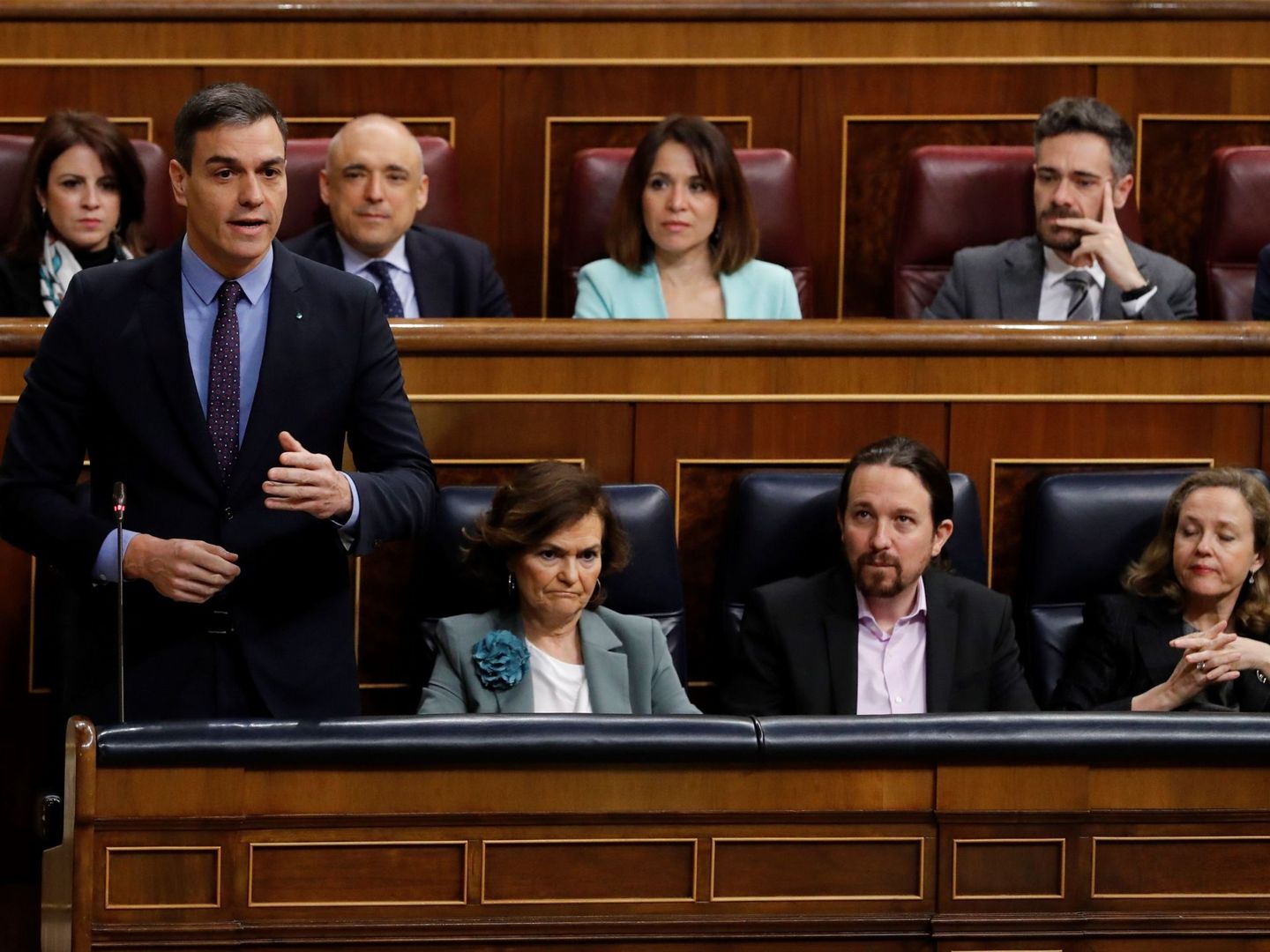El presidente del Gobierno, Pedro Sánchez, junto a Carmen Calvo y Pablo Iglesias. (EFE)