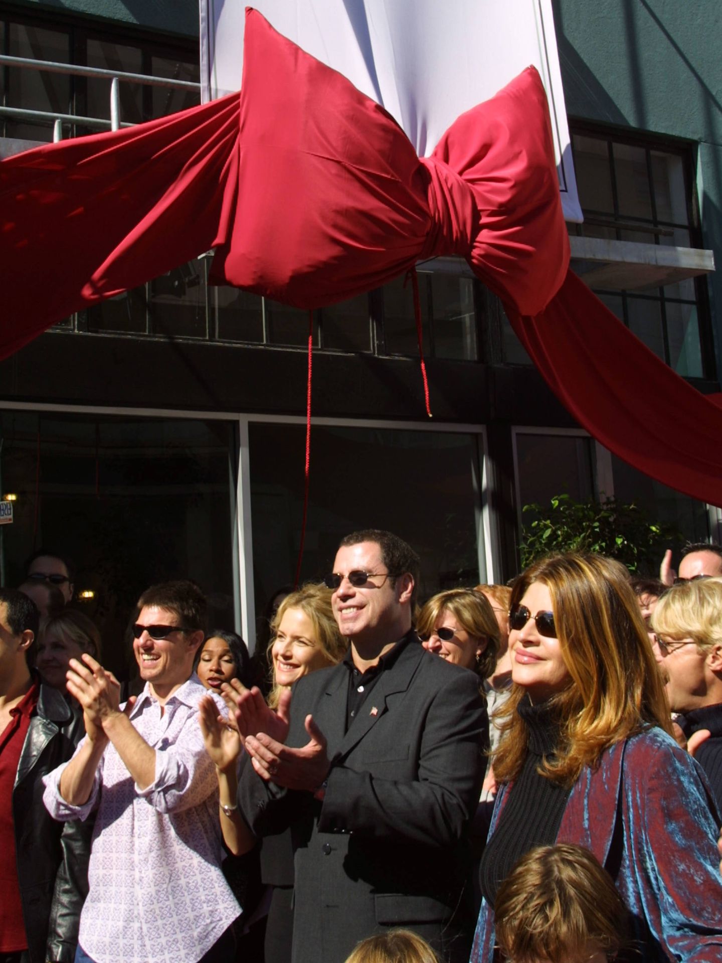  Tom Cruise, Kelly Preston, John Travolta y Kirstie Alley, frente a una de las sedes de la Iglesia de la Cienciología. (Getty) 