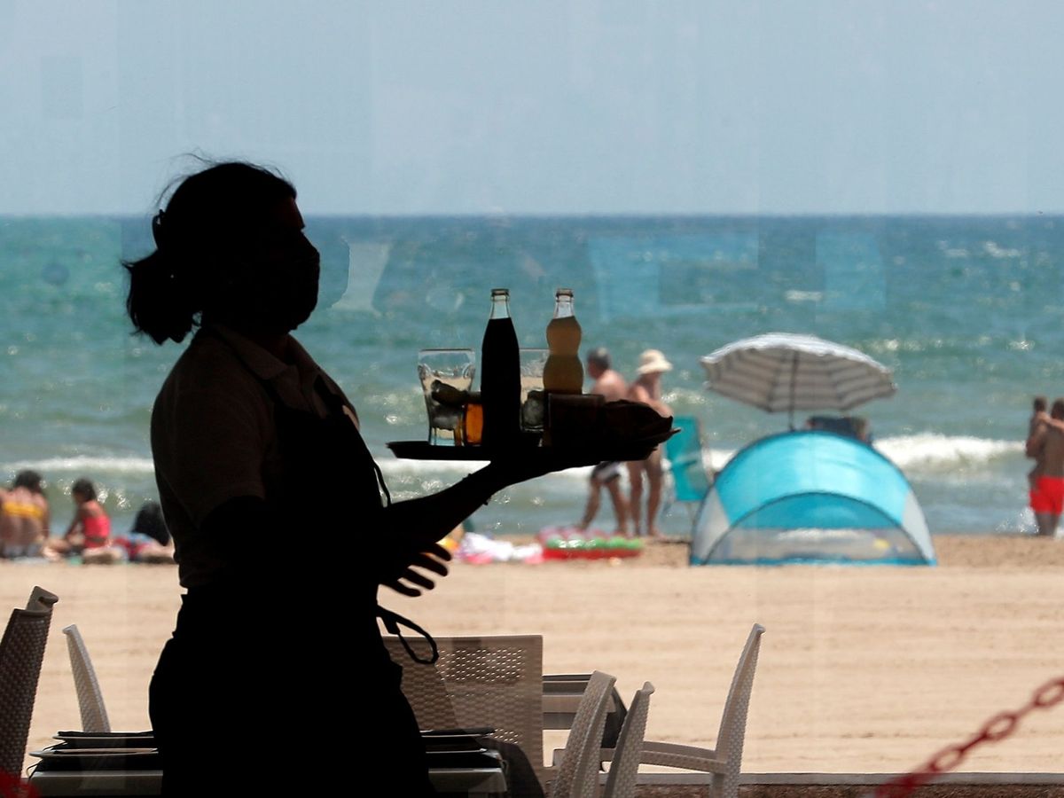 Foto: Imagen de una camarera en un restaurante de la playa de la Malvarrosa. (EFE)