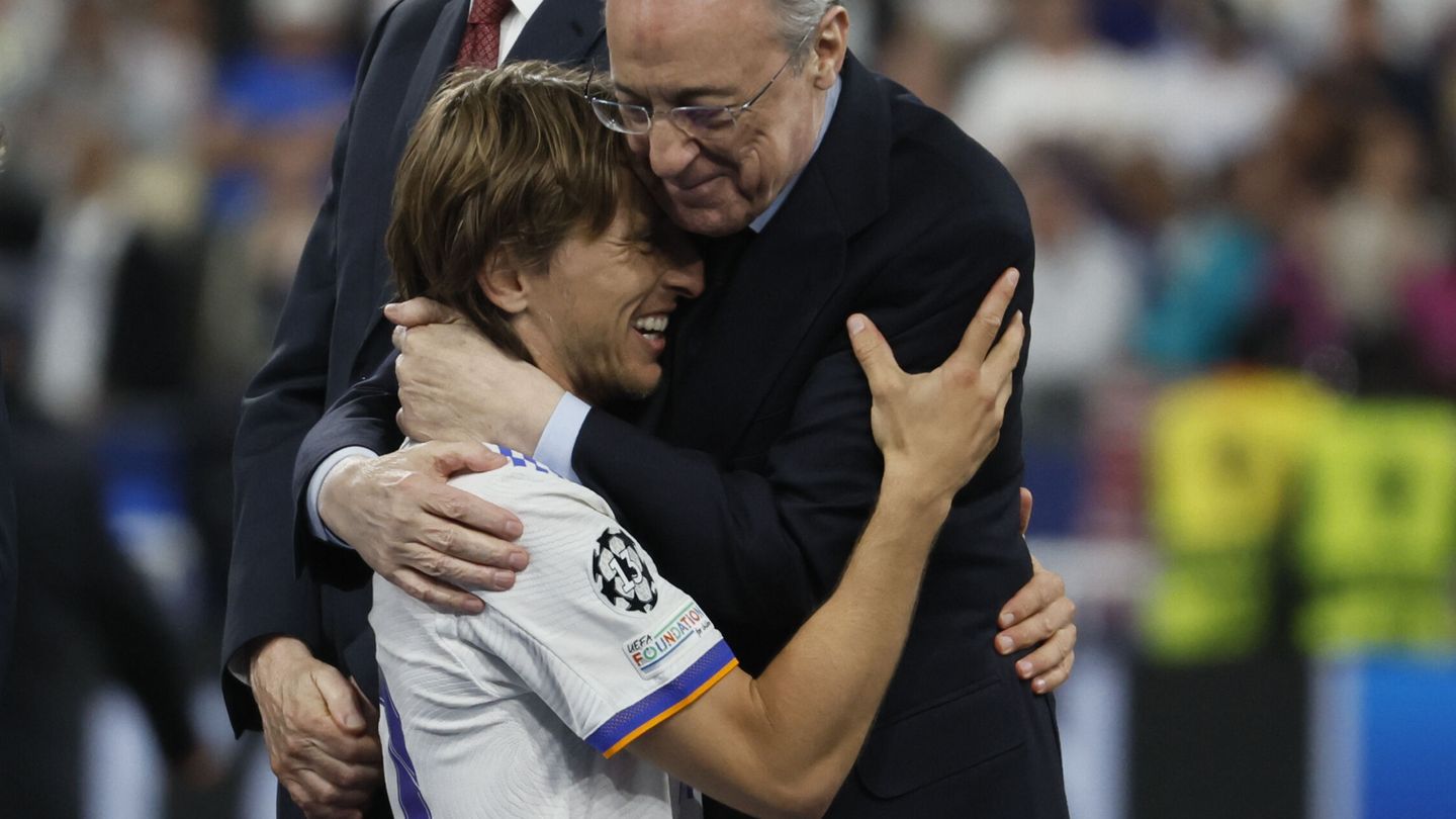 Florentino Pérez abraza a Modric tras ganar la final de la Champions al Liverpool en París