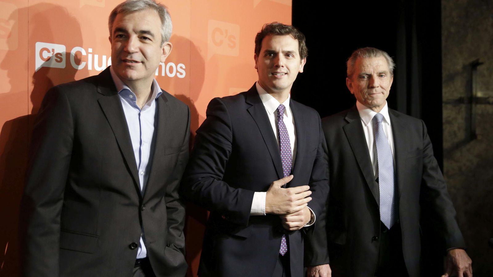 Foto:  El presidente de Ciudadanos, Albert Rivera, junto a los economistas Luis Garicano y Manuel Conthe. (EFE/Zipi)